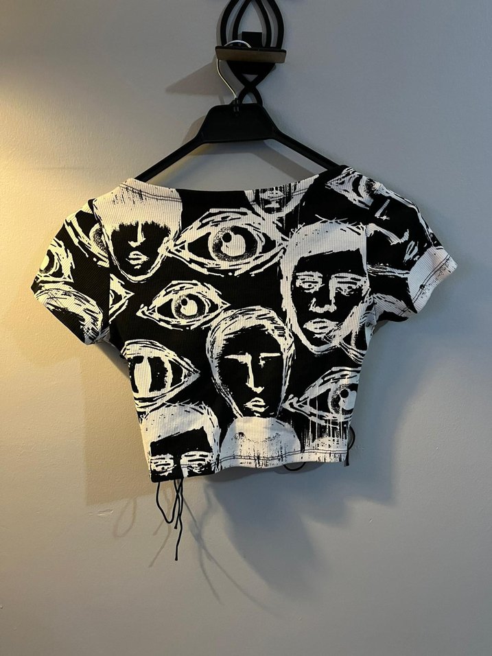 Siyah Baskılı Kısa Kollu Crop Top - Görsel 2