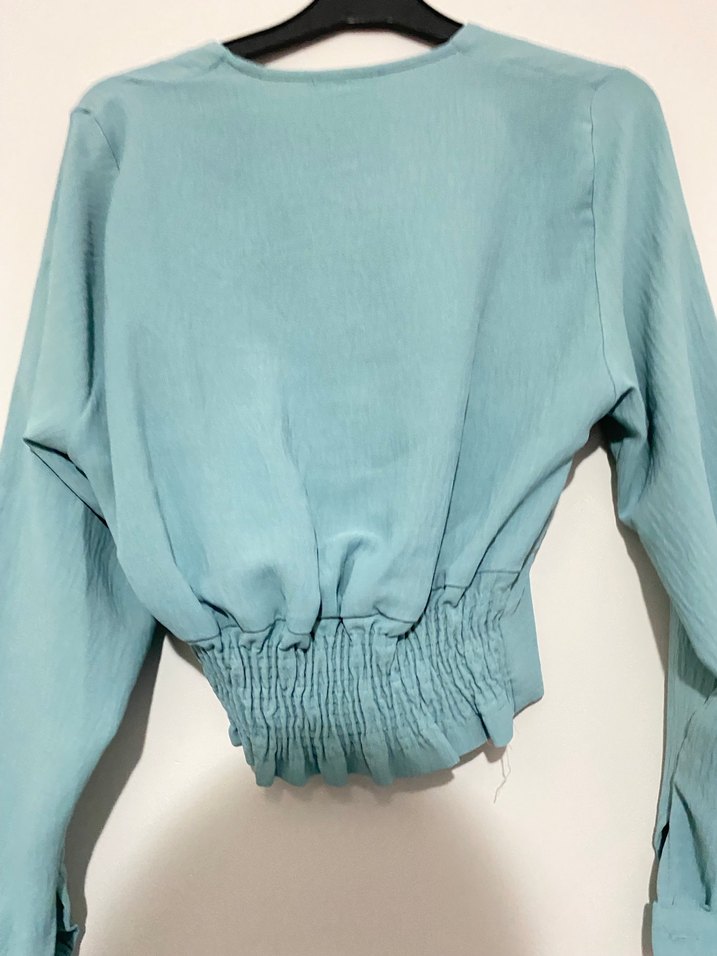 Düğmeli V Yakalı Mavi Gömlek - Görsel 2