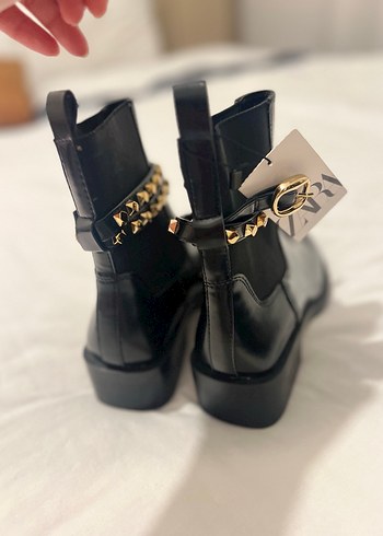 Zara Siyah Deri Tokalı Punk Tarzı Kadın Bot - Görsel 2