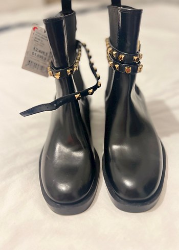 Zara Siyah Deri Tokalı Punk Tarzı Kadın Bot - Görsel 3