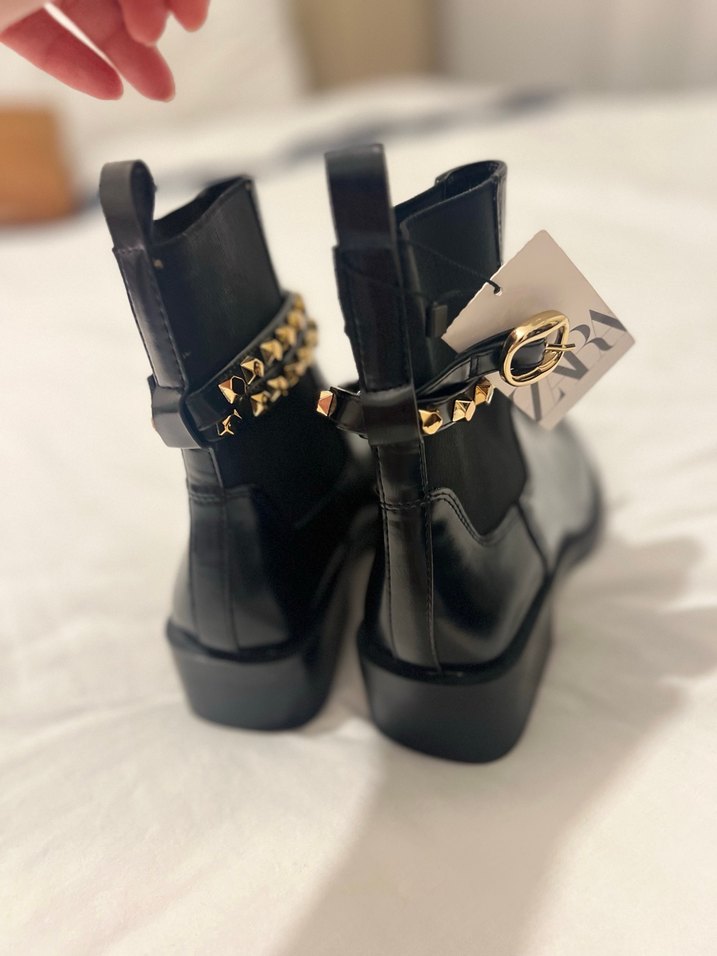 Zara Siyah Deri Tokalı Punk Tarzı Kadın Bot - Görsel 2