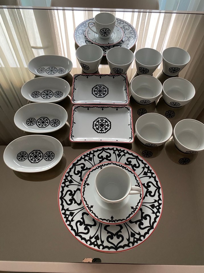 Beyaz Siyah Desenli Porselen Fincan Takımı - Görsel 3