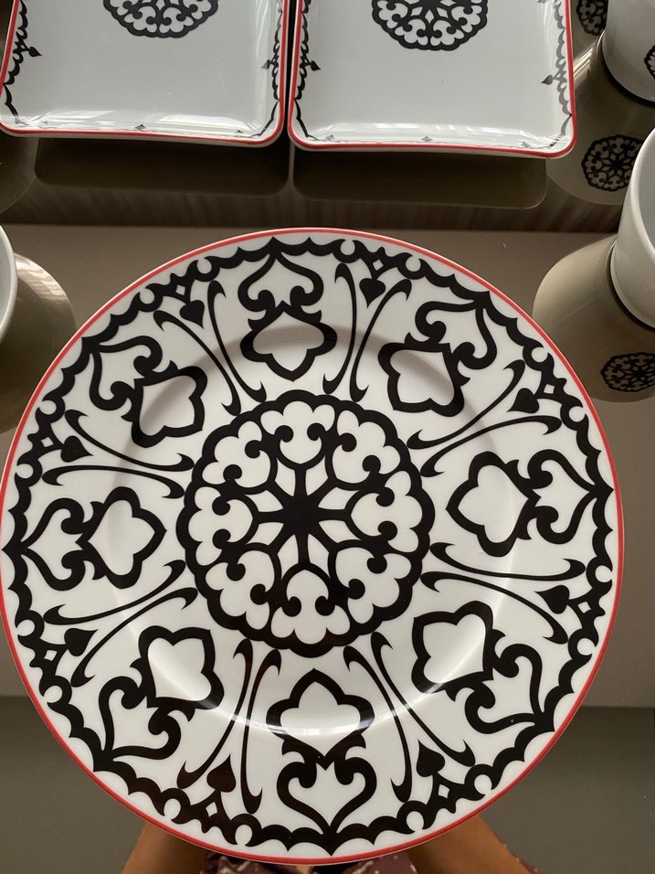 Beyaz Siyah Desenli Porselen Fincan Takımı - Görsel 2