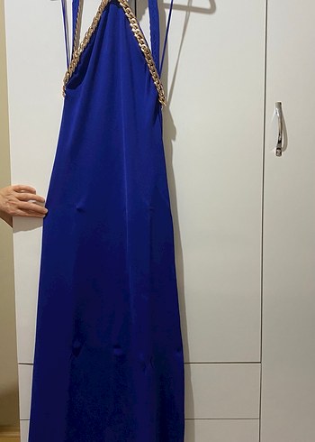 Zincir Detaylı Parlak Mavi Uzun Elbise - Görsel 4