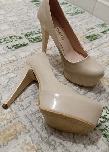 Düğmeli Beyaz Stiletto Kadın Ayakkabı - Görsel 3