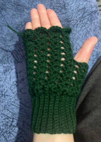 Koyu Yeşil Örgü Parmaksız Kadın Eldiveni - Görsel 2