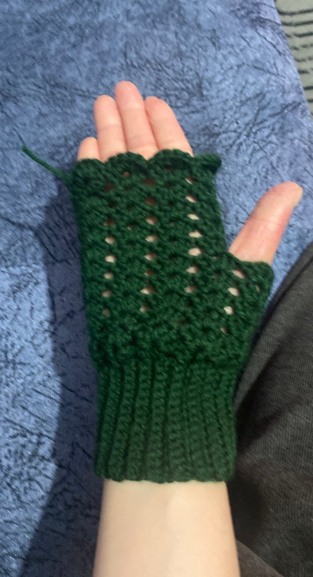 Koyu Yeşil Örgü Parmaksız Kadın Eldiveni - Görsel 2