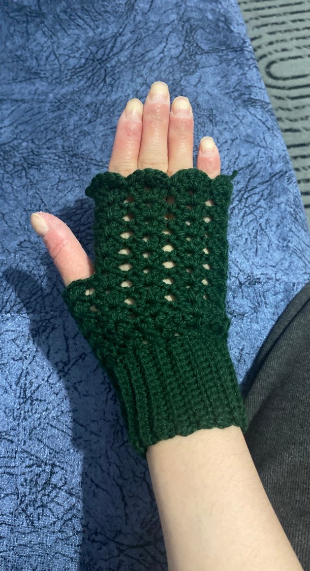 Koyu Yeşil Örgü Parmaksız Kadın Eldiveni - Görsel 3