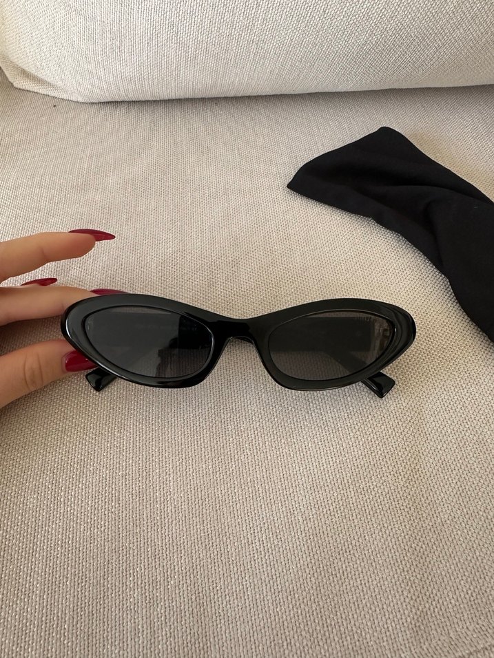 Siyah Parlak Miu Miu Kadın Güneş Gözlüğü - Görsel 4