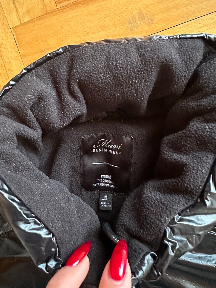 Siyah Kadın Kısa Parlak Kış Montu - Görsel 2