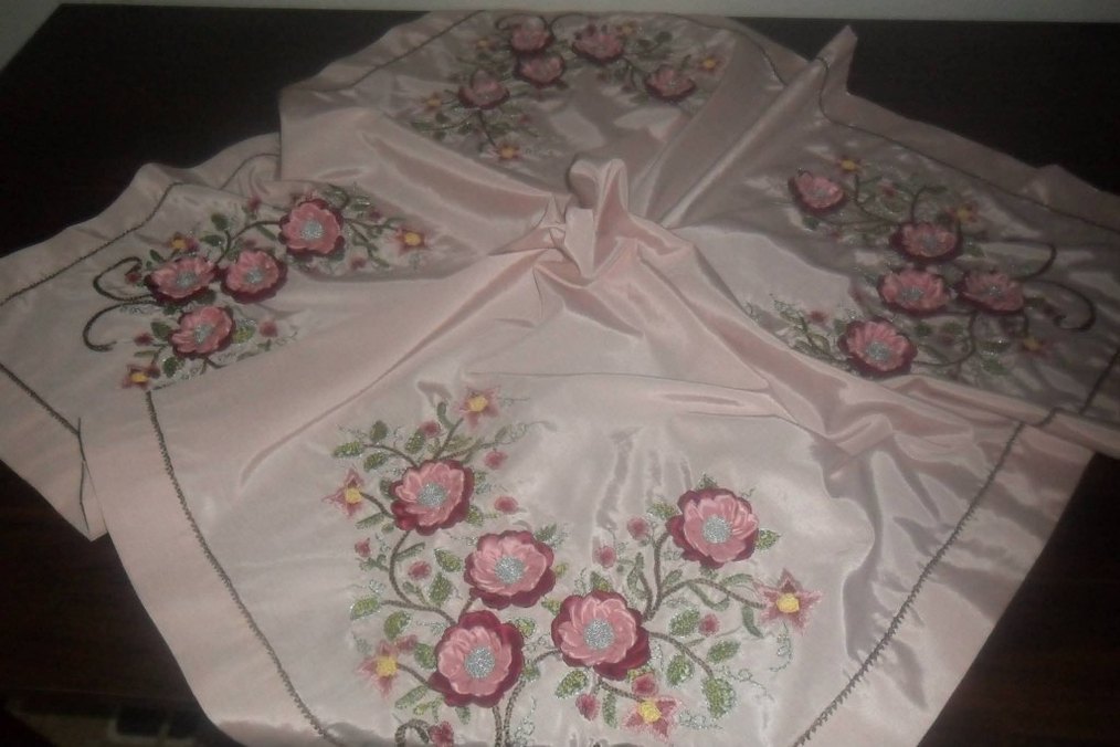 Nakışlı Pembe Masa Örtüsü - Görsel 2