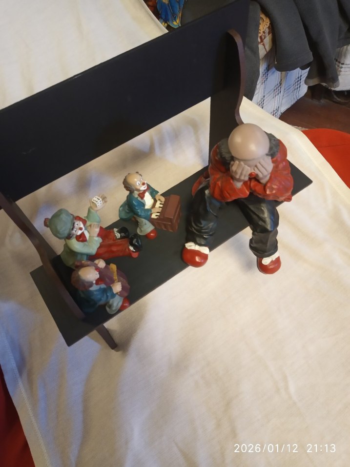 Korkmuş palyaçoyu, teselli eden müzisyenler kompozisyonu - Görsel 2