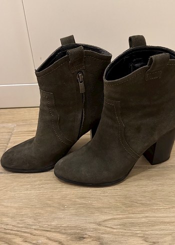 Yesil
Süet Kadın Dolgu Topuk Bot - Görsel 2