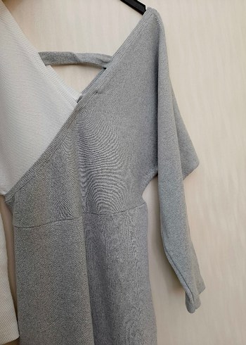 Zincir Detaylı Gri V Yaka Uzun Kollu Kadın Kazak - Görsel 2