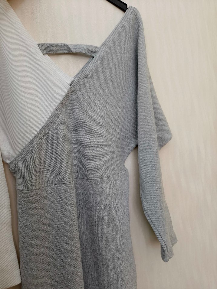 Zincir Detaylı Gri V Yaka Uzun Kollu Kadın Kazak - Görsel 2