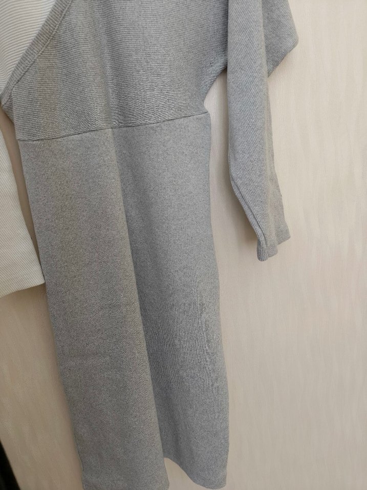 Zincir Detaylı Gri V Yaka Uzun Kollu Kadın Kazak - Görsel 3