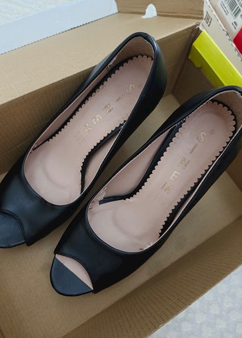 Kemer Detaylı Siyah Rugan Stiletto Topuklu Ayakkabı - Görsel 3