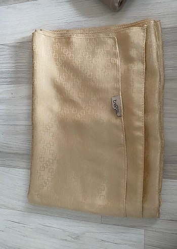 Bej tenk satenimsi şal - Görsel 2