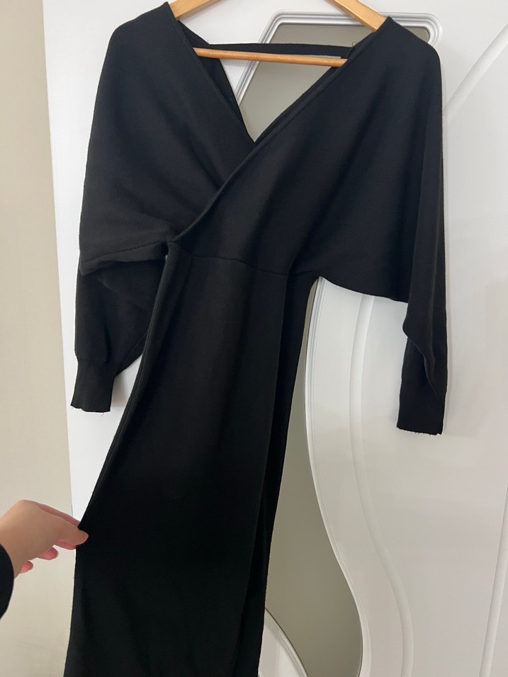 V Yaka Siyah Kadın Triko Midi Elbise - Görsel 2