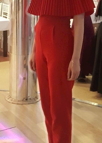 Kırmızı Pilili Kadın Tulum - Görsel 2