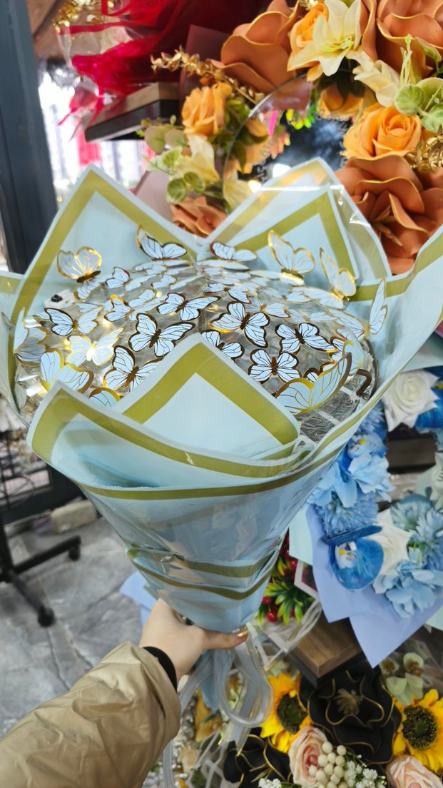 Çok Renkli Pullu Kelebek buketi - Görsel 2