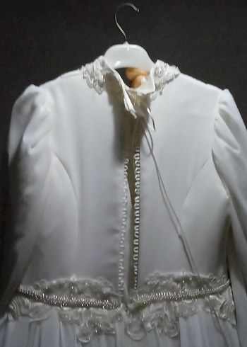 Yüksek Yakalı Beyaz İşlemeli Uzun Kollu Nişan Elbisesi - Görsel 2