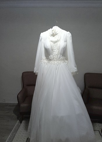 Yüksek Yakalı Beyaz İşlemeli Uzun Kollu Nişan Elbisesi - Görsel 4