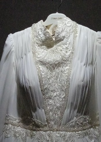 Yüksek Yakalı Beyaz İşlemeli Uzun Kollu Nişan Elbisesi - Görsel 3