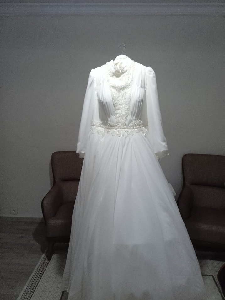 Yüksek Yakalı Beyaz İşlemeli Uzun Kollu Nişan Elbisesi - Görsel 4