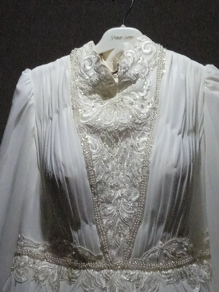 Yüksek Yakalı Beyaz İşlemeli Uzun Kollu Nişan Elbisesi - Görsel 3