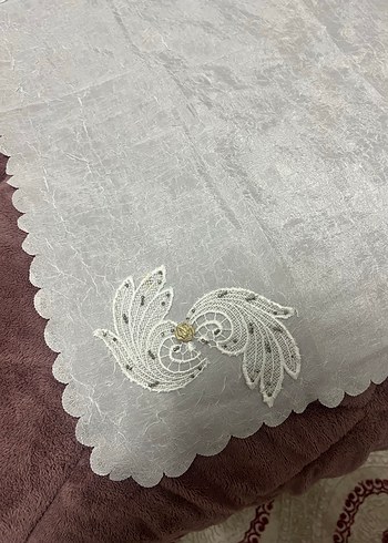 Gri Nakışlı Beyaz Masa Örtüsü - Görsel 2