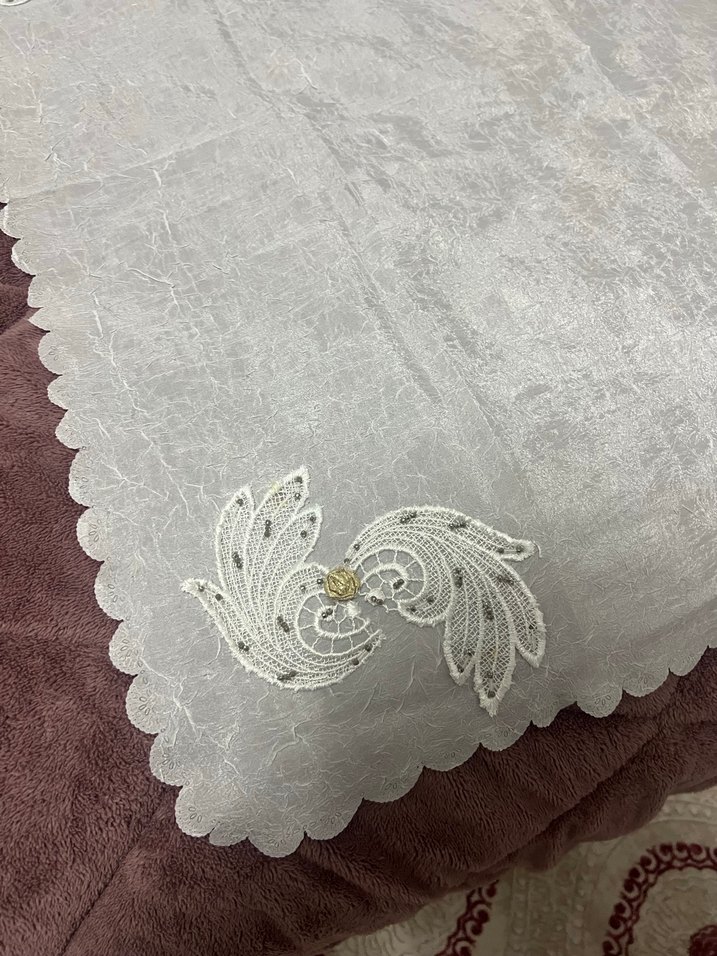 Gri Nakışlı Beyaz Masa Örtüsü - Görsel 2