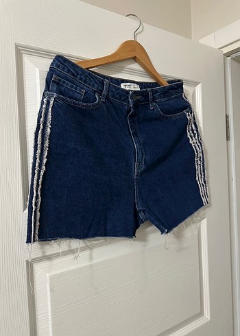 Kadın Mavi Çizgili Kemerli Mini Kot Şort - Görsel 3