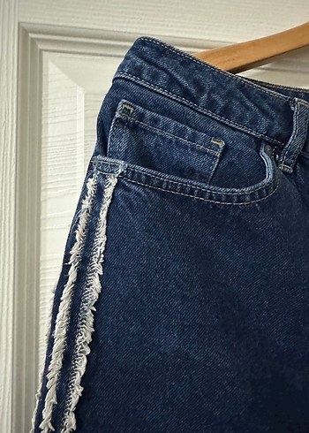 Kadın Mavi Çizgili Kemerli Mini Kot Şort - Görsel 2