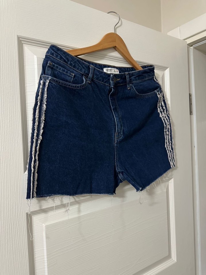 Kadın Mavi Çizgili Kemerli Mini Kot Şort - Görsel 3