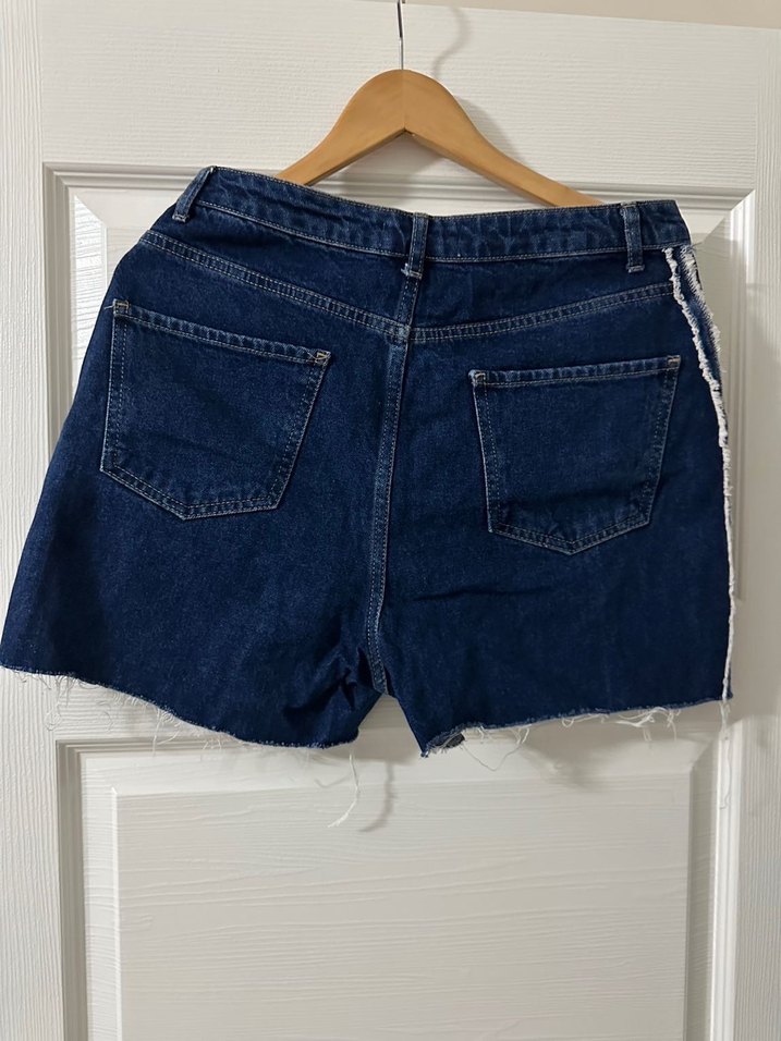 Kadın Mavi Çizgili Kemerli Mini Kot Şort - Görsel 4