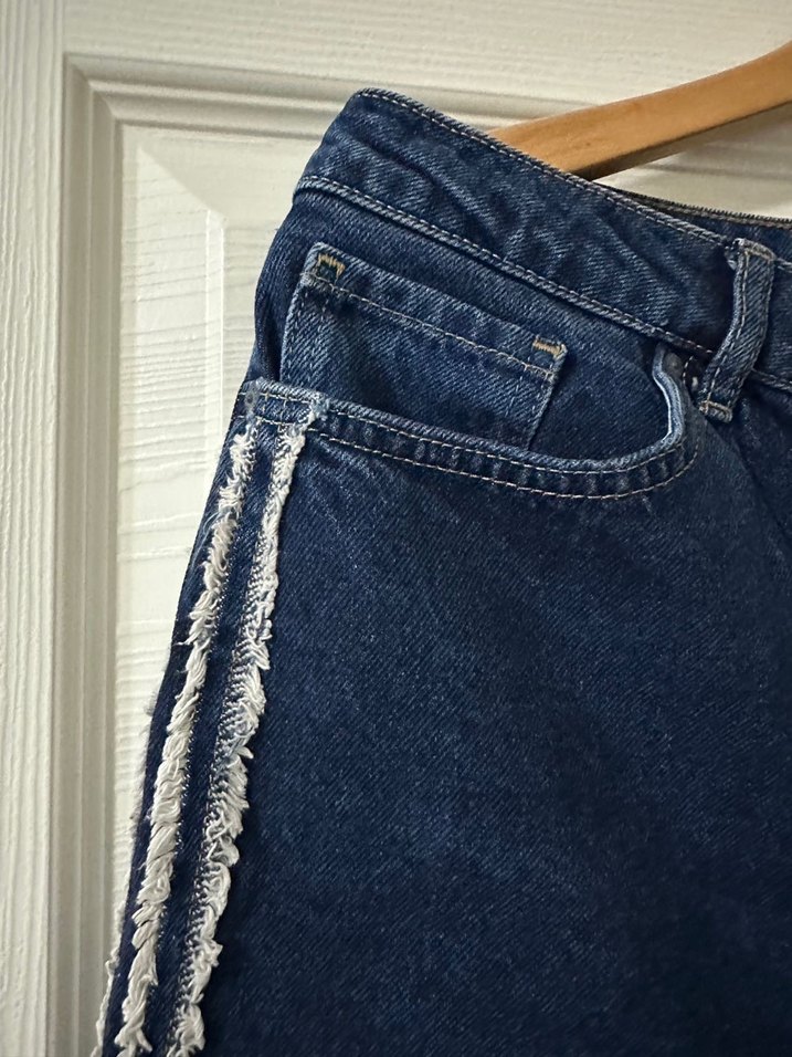 Kadın Mavi Çizgili Kemerli Mini Kot Şort - Görsel 2