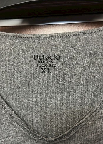 Gri V Yaka Baskılı Erkek Tişört - Görsel 2