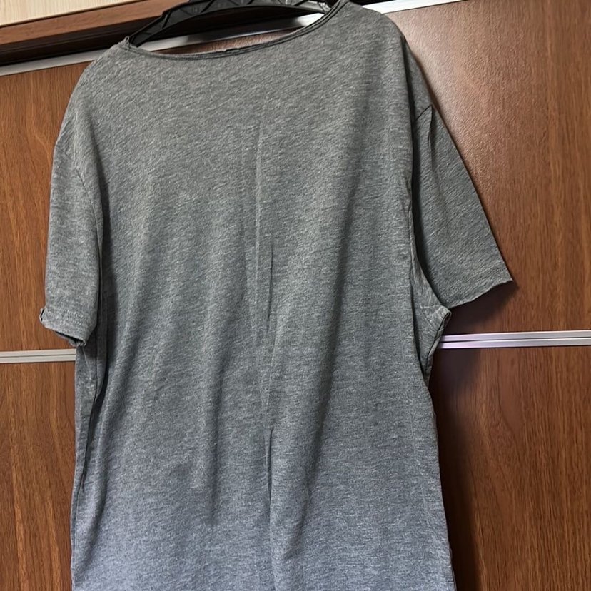 Gri V Yaka Baskılı Erkek Tişört - Görsel 3