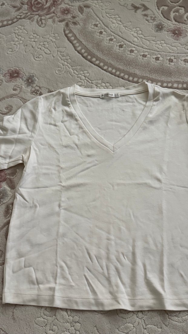 Beyaz V Yaka Kadın Pamuklu Tişört - Görsel 2