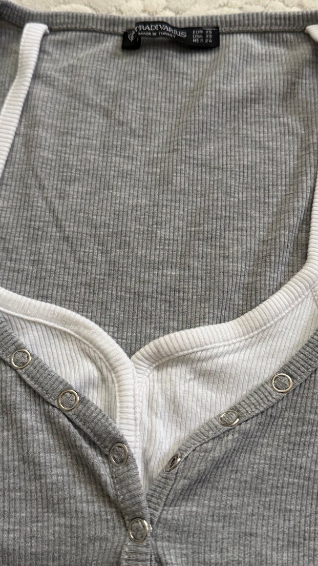 Gri V Yaka Düğmeli Uzun Kollu Kadın Kazak - Görsel 2