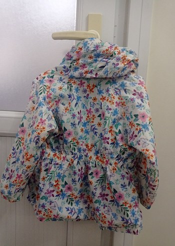 Kız Çocuk Renkli Çiçek Desenli Kapüşonlu Yağmurluk - Görsel 3