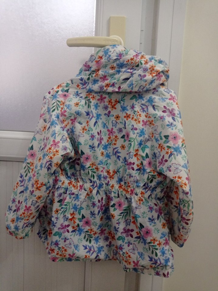 Kız Çocuk Renkli Çiçek Desenli Kapüşonlu Yağmurluk - Görsel 3