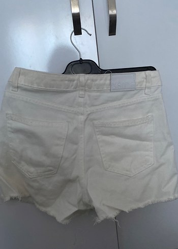 Beyaz Yırtık Kadın Kot Şort - Görsel 3