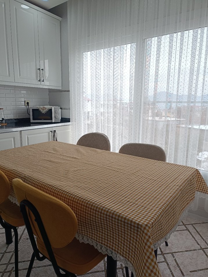 Bej ve Gri Kareli Dantelli Masa Örtüleri - Görsel 3