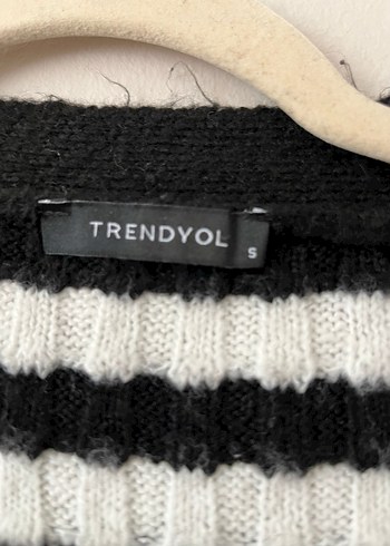 Düğmeli Siyah Beyaz Çizgili Hırka - Görsel 3