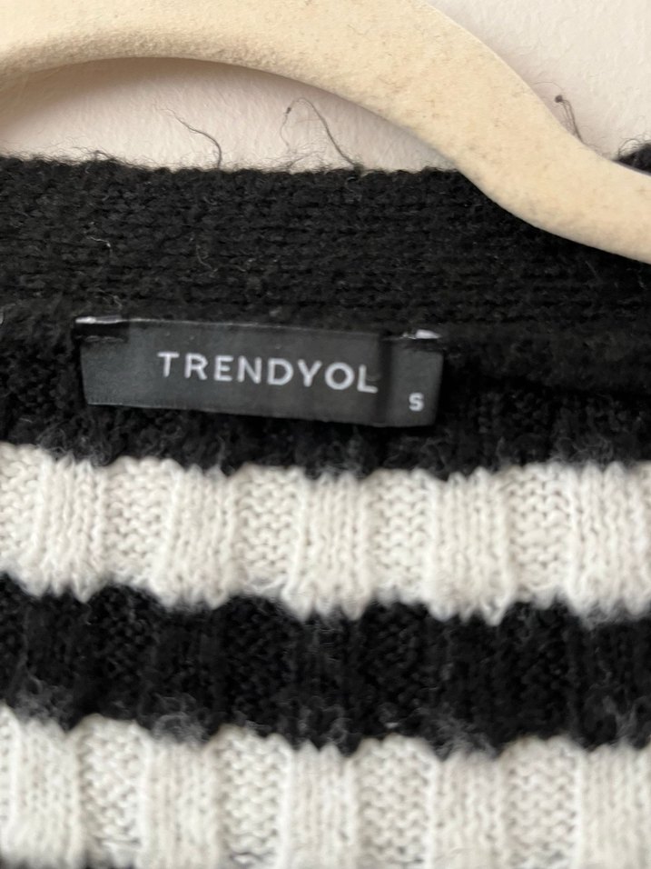 Düğmeli Siyah Beyaz Çizgili Hırka - Görsel 3