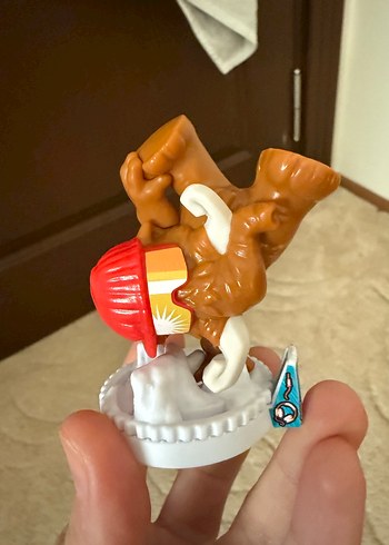 Kırmızı Şapkalı Camel Renkli Aksiyon Figürü - Görsel 3