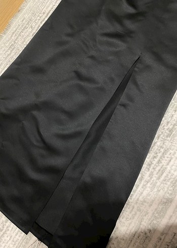 Beyaz askısız uzun siyah elbise - Görsel 3