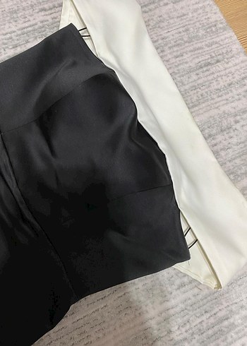 Beyaz askısız uzun siyah elbise - Görsel 4